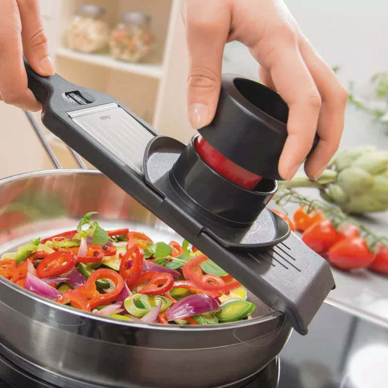Rankinė pjaustyklė GEFU VIOLI 50440 — rankinė maisto pjaustyklė, nerūdijančio plieno peiliai, 5 pjovimo padėtys, ABS korpusas, galima plauti indaplovėje