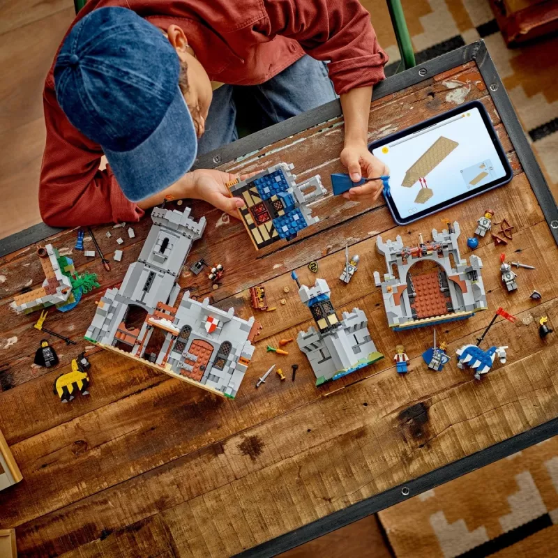 Konstruktorius LEGO Creator 3-in-1 viduramžių riterio pilies rinkinys 31168 — 1371 dalis, 6 mini figūrėlės, amžius 9+