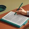 „Ebook New Kindle Scribe“ – 2024 m. laida, 10,2 col. ekranas be atspindžių, 64 GB, „Wi-Fi“ (be ekrano užsklandos reklamų), su „Premium Pen“, žalios spalvos