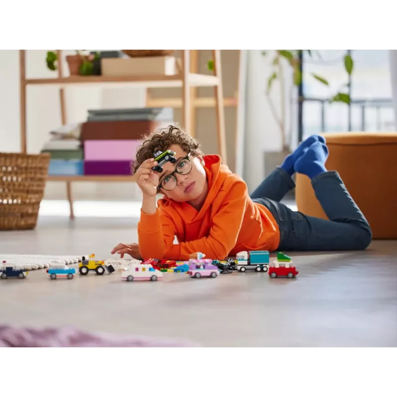 LEGO Classic kūrybinės transporto priemonės – spalvingų automobilių modelių rinkinys su policijos automobilio žaislu ir 11023 klasikine žalia pagrindo plokšte 32x32, skirta pievos statybai