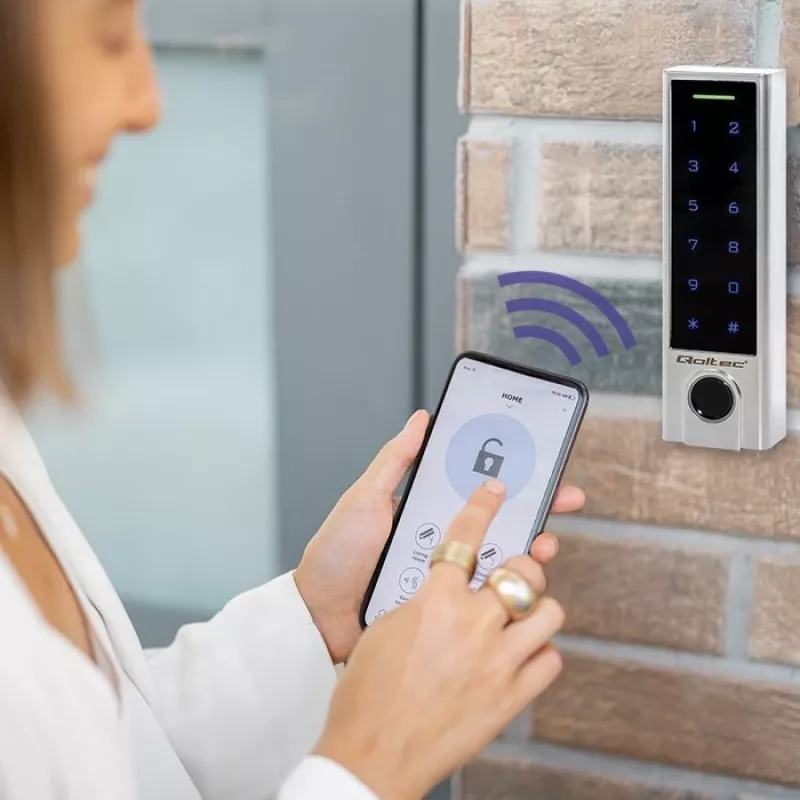 Qoltec 52448 kodinis užraktas TITAN su pirštų atspaudų skaitytuvu | RFID | BT 4.0 | Kodas | Kortelė | raktų pakabukas | durų skambutis | IP68 | EM