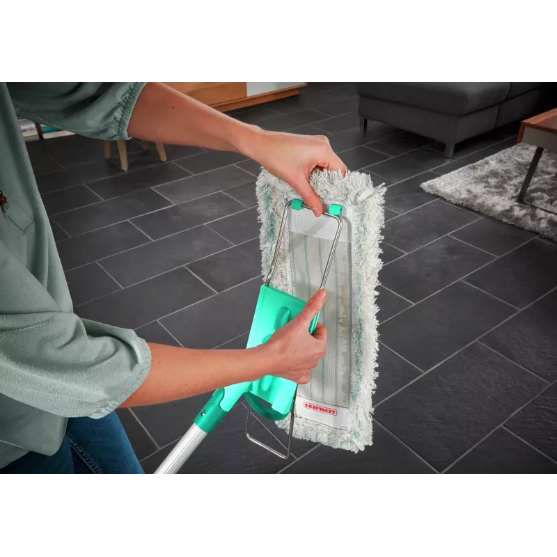 Plokščia šluota Leifheit Profi XL cotton plus — 420 mm plotis, 360° sukama galvutė, medvilnė/pluoštas, aliuminio rankena