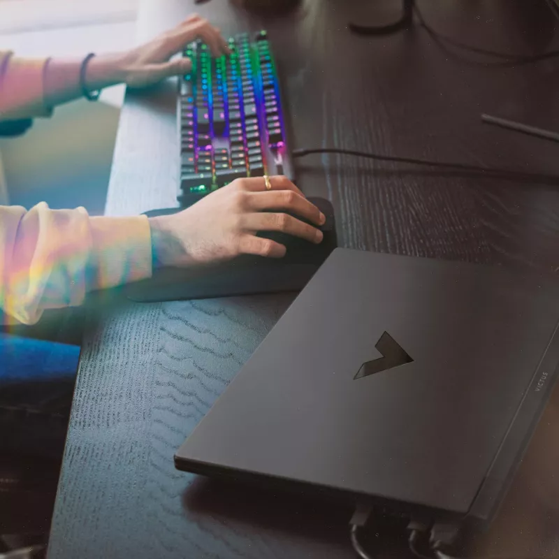Nešiojamasis kompiuteris HP Victus 15-fb3040nw — 15,6 col. FHD 144 Hz, AMD Ryzen 7 7445HS, 16 GB DDR4 3200 MHz, 512 GB SSD, NVIDIA GeForce RTX 4050 6 GB, FreeDOS, angliška klaviatūra