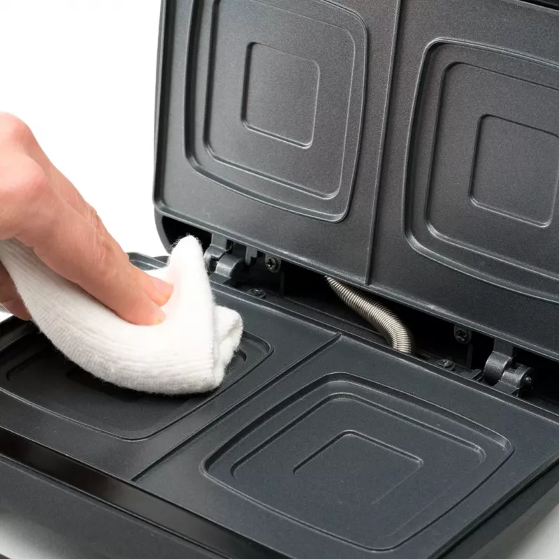 Sumuštinių keptuvas Juoda & Decker BXSA753E — 2 sumuštiniams, 750 W, nepridegančios plokštės, 215×125 mm kepimo paviršius, kompaktiškas nerūdijantis plienas
