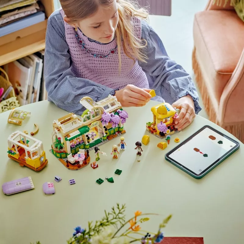 LEGO rinkinys LEGO FRIENDS 42671 Augalų kavinės ir gėlių parduotuvės žaidimų rinkinys su kavinės ir gėlių parduotuvės funkcijomis
