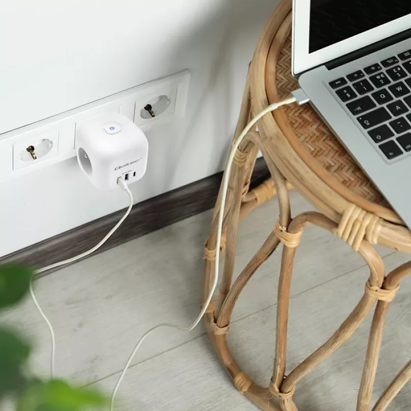 Maitinimo lizdų blokas QOLTEC 52548 su 3×AC lizdais ir USB prievadu