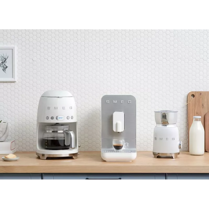 Lašelinė kavos virimo aparatas Smeg 1.4L DCF02WHEU Baltas