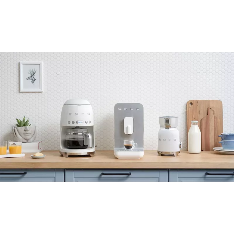 Lašelinė kavos virimo aparatas Smeg 1.4L DCF02WHEU Baltas