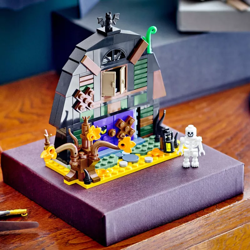 Konstravimo žaislas LEGO Iconic Halloween Barn 40721 rinkinys, 205 dalys, 1 minifigūrėlė, 140×170×60 mm