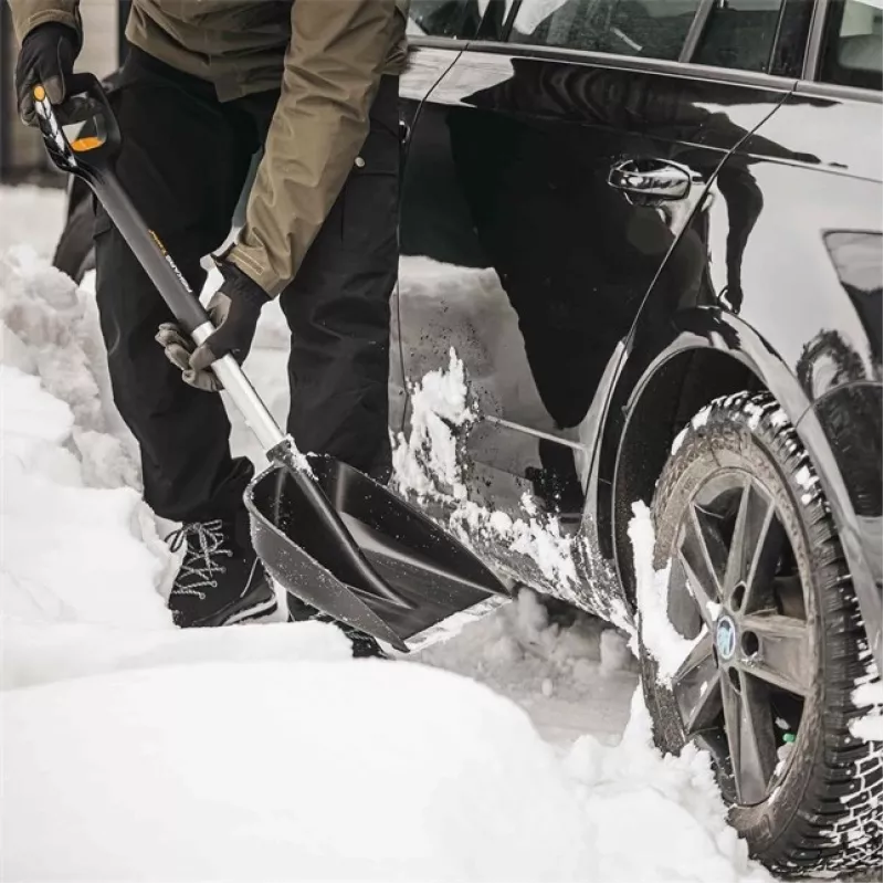 Fiskars automobilinis sniego kastuvas su teleskopine rankena X-SERIES