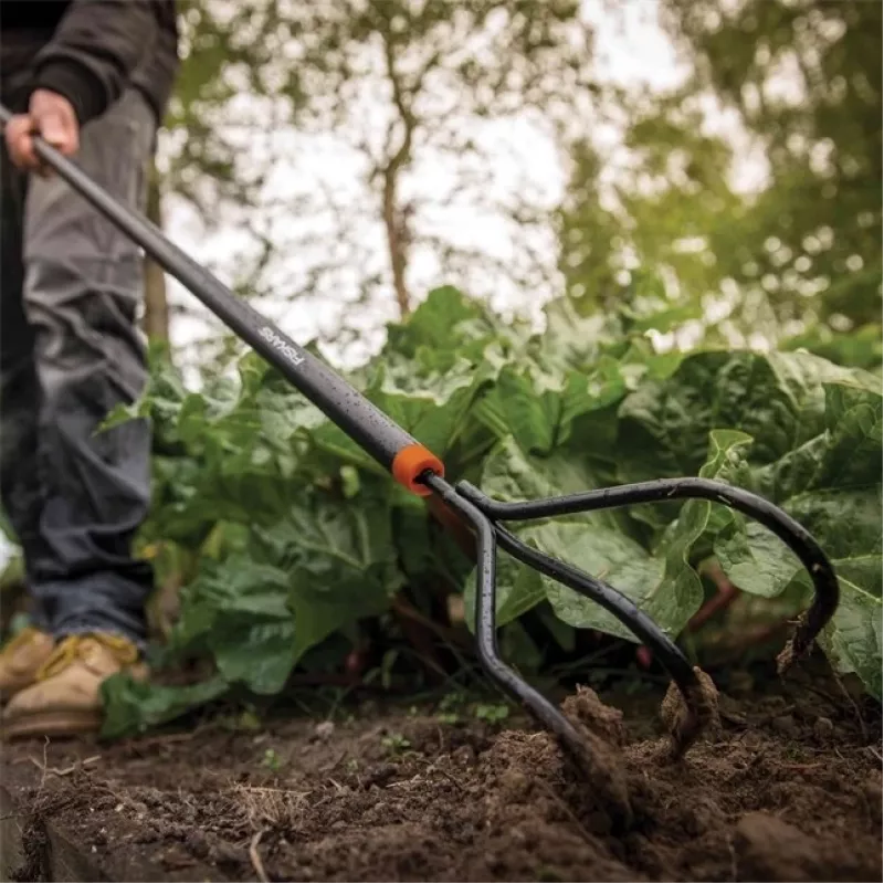 Fiskars kultivatorius Solid Juoda rankinis kultivatorius