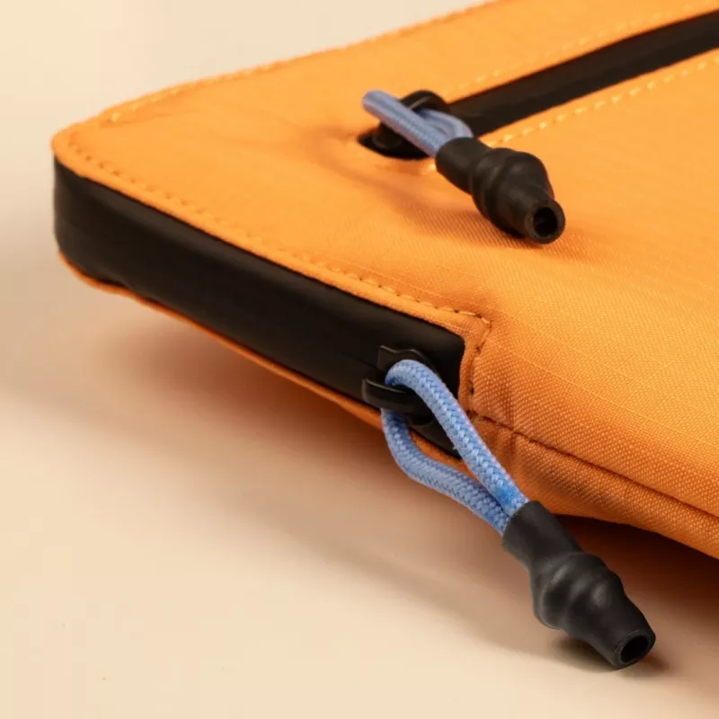 Rankovinis dėklas Native Union Ultralight Sleeve 40,6 cm 16 colių oranžinis