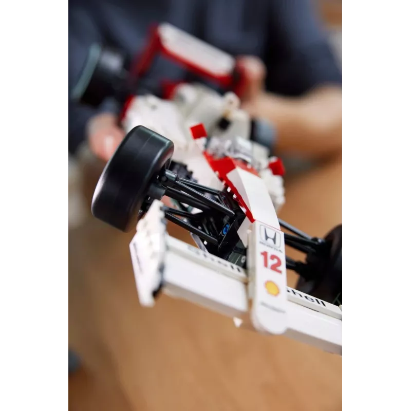 LEGO rinkinys McLaren MP4/4 Ayrton Senna 10330 — LEGO ICONS mastelio modelio vitrina