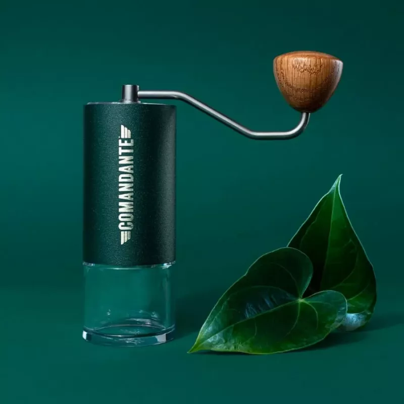 Rankinė kavos malūnėlė COMANDANTE C40 MK4 Nitro-Blade Racing Green — reguliuojami nustatymai, 160 mm, 740 g