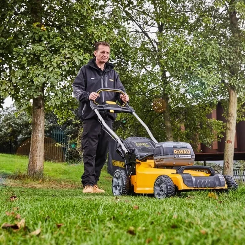 Stūmiklinė vejapjovė DeWALT DCMW564P2-QW