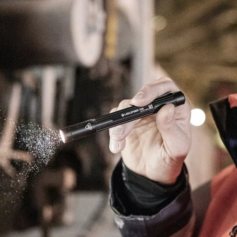 Žibintuvėlis Ledlenser P2R Juoda — įkraunamas kompaktiškas švirkštinis žibintuvėlis