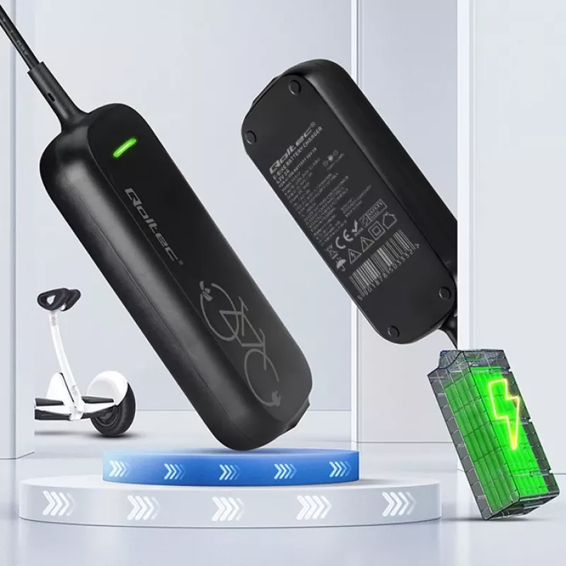 Qoltec greitasis įkroviklis 36V elektriniam paspirtukui / dviračiui | 42V | 2A | 5,5*2,5 | vandeniui atsparus + maitinimo laidas