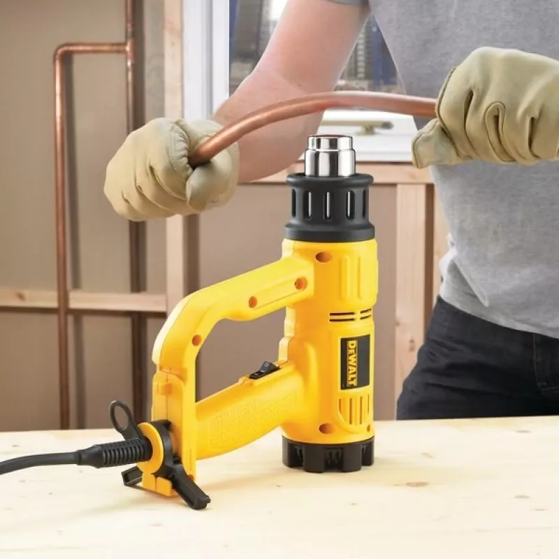 Karšto oro pistoletas DeWalt D26411 — 1800 W, pistoleto rankena, maks. 600 °C, 450 l/min oro srautas, geltonas