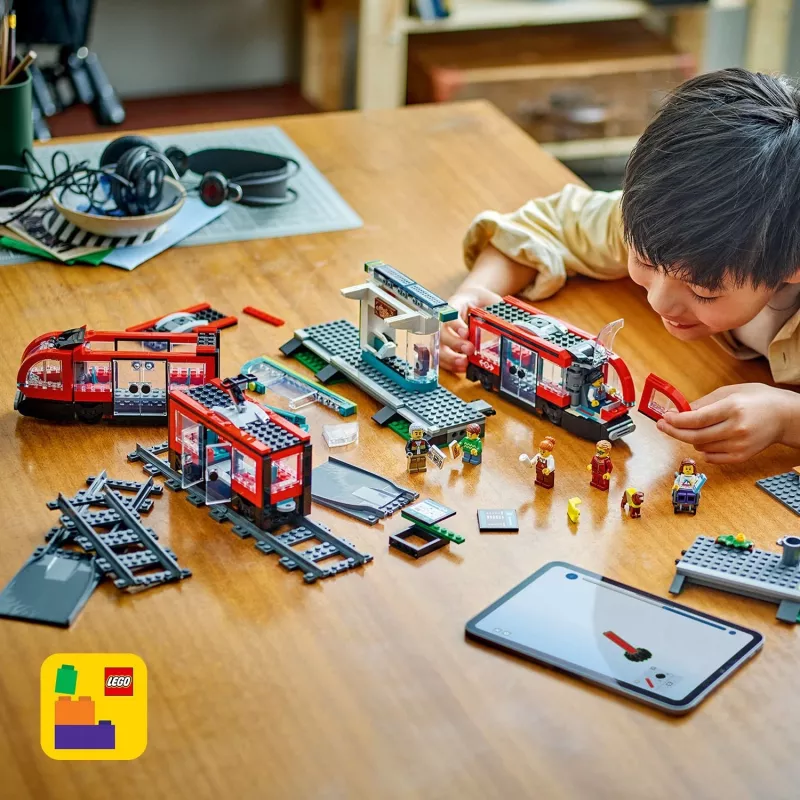 LEGO City miesto tramvajaus ir stoties vaidmenų žaidimo statybų rinkinys vaikams su žaisliniu tramvajumi, dovana berniukams ir mergaitėms nuo 7 metų, kurie mėgsta transporto priemones