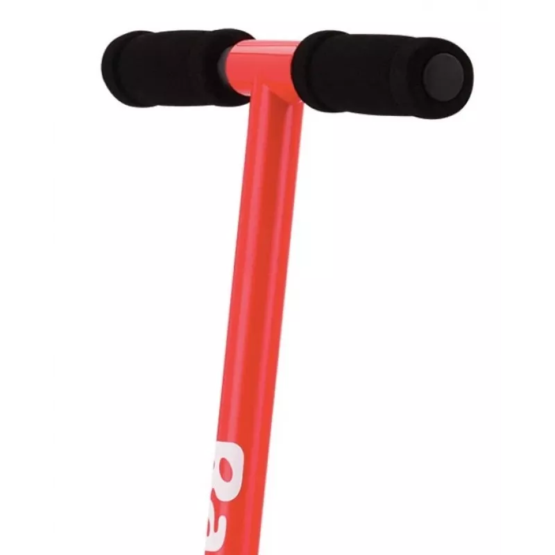 Klasikinis paspirtukas Razor S Spark Sport — plieninis rėmas, sulankstomas, 2 ratai, kojinis stabdys, skirtas vaikams nuo 8 metų, maks. apkrova 100 kg, juoda/raudona