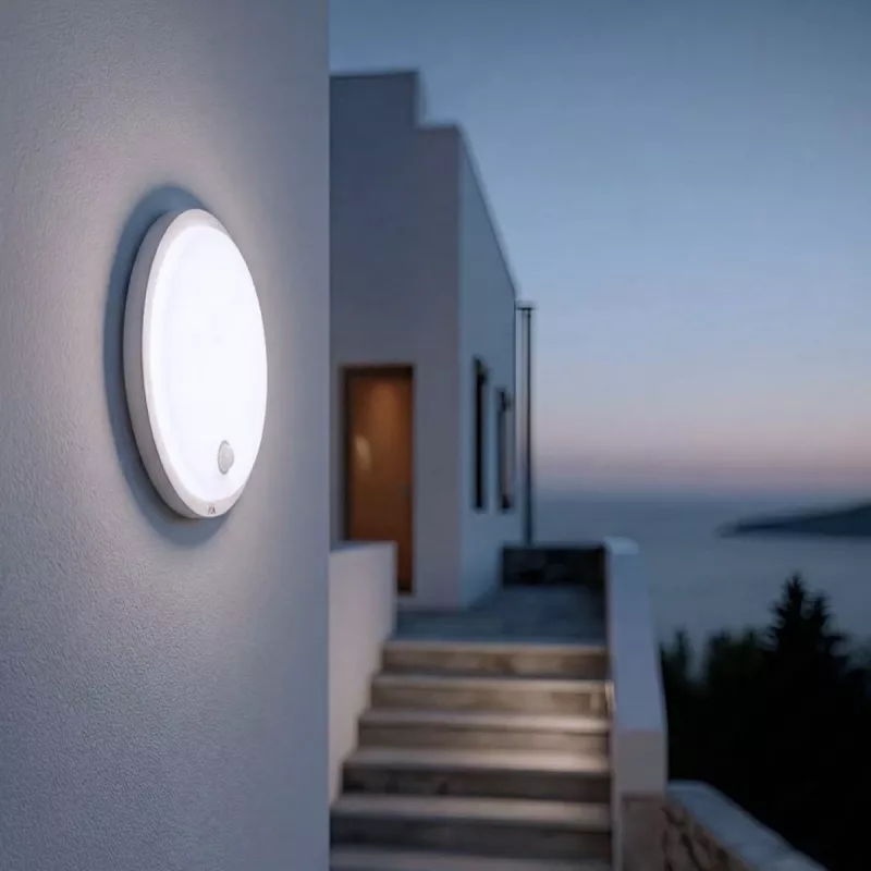 LED lempa su PIR jutikliu MACLEAN MCE525 W — lauko LED šviestuvas su judesio jutikliu