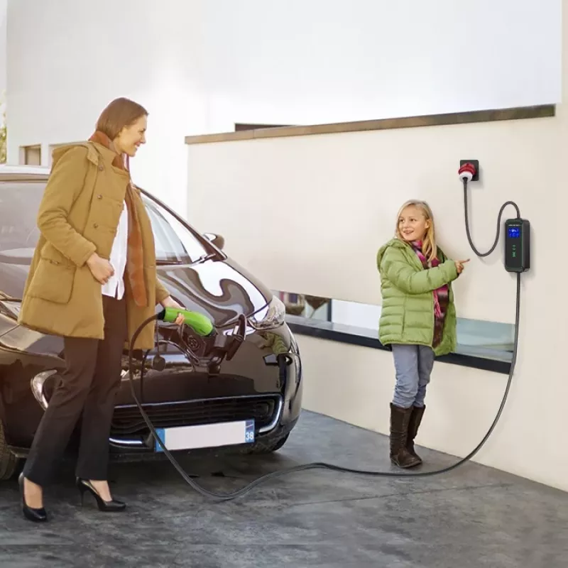 Qoltec Mobile EV Car Charger Adjustable 2in1 Type2 | 7kW | 230V | CEE 3 PIN | Wi-fi| LCD | Portable | Wallbox | 5m
