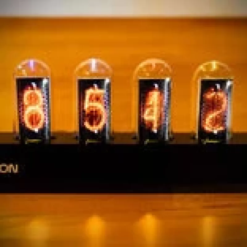Stalinis laikrodis Lamptron DC601 IPS juodas — skaitmeninis stalinis laikrodis su IPS ekranu