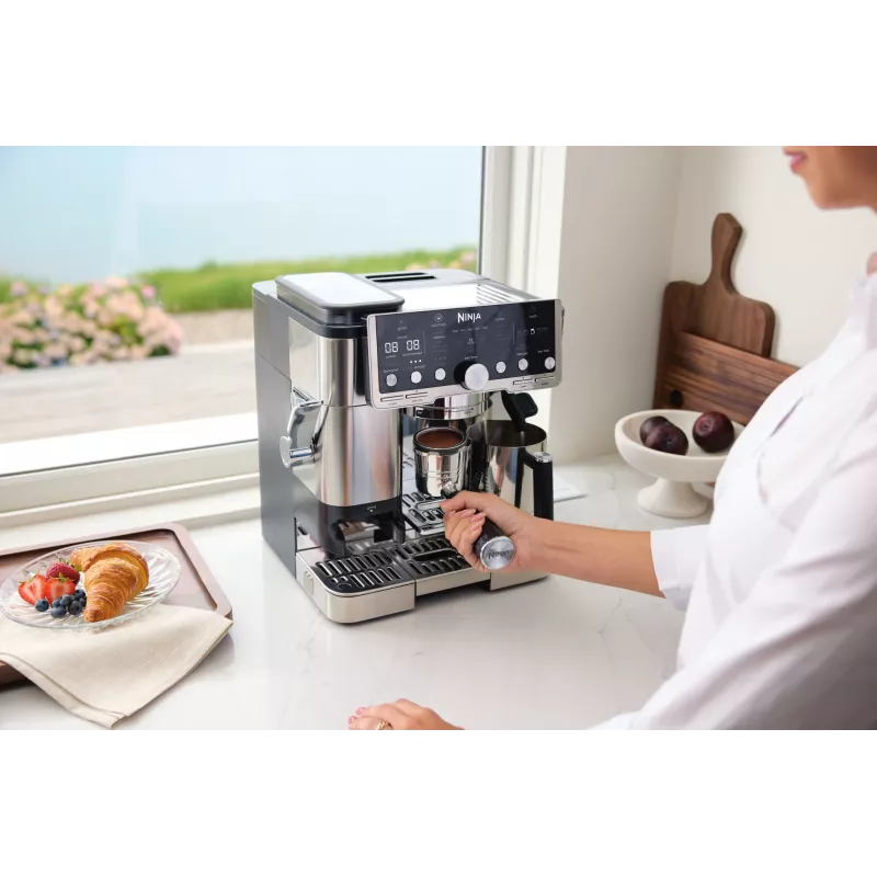 Espresso aparatas Ninja ES701EU — pusiau automatinis kavos/espresso aparatas su integruotu malūnėliu, 2 L vandens talpa, 1650 W, 25 malimo nustatymai, pieno talpa, 14 barų siurblys