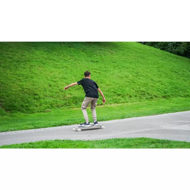 Longboard Muuwmi Lights GLOW ABEC 7 su šviečiančiais ratukais, juoda/žalia