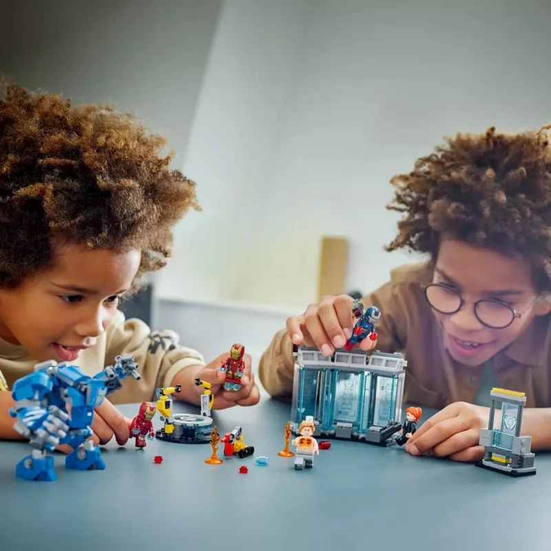 LEGO rinkinys „Marvel Iron Man's Laboratory Hall of Armor 76315“ — 384 detalės, 5 minifigūrėlės, ekspozicijos vieta