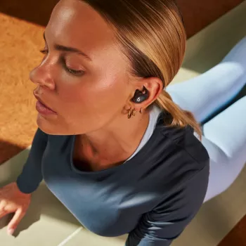 Į ausis įdedamos belaidės ausinės Apple Powerbeats Fit — IPX4 atsparios vandeniui, ANC, Bluetooth Class 1, 7 val. atkūrimo (30 val. su dėklu), lietimui jautrūs valdikliai, juodos