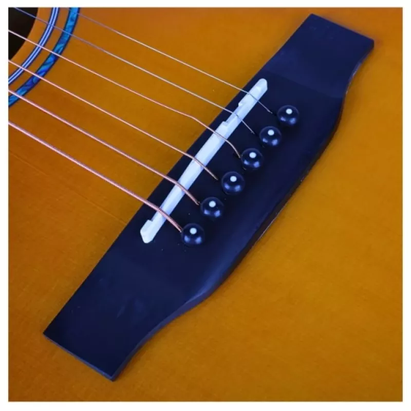 Elektroakustinė gitara V-tone VEAG1 CE 4/4 Mediena — pilno dydžio drednotas, išpjova, eglės viršus, raudonmedžio nugarėlė ir šonai, įmontuotas priešstiprintuvas