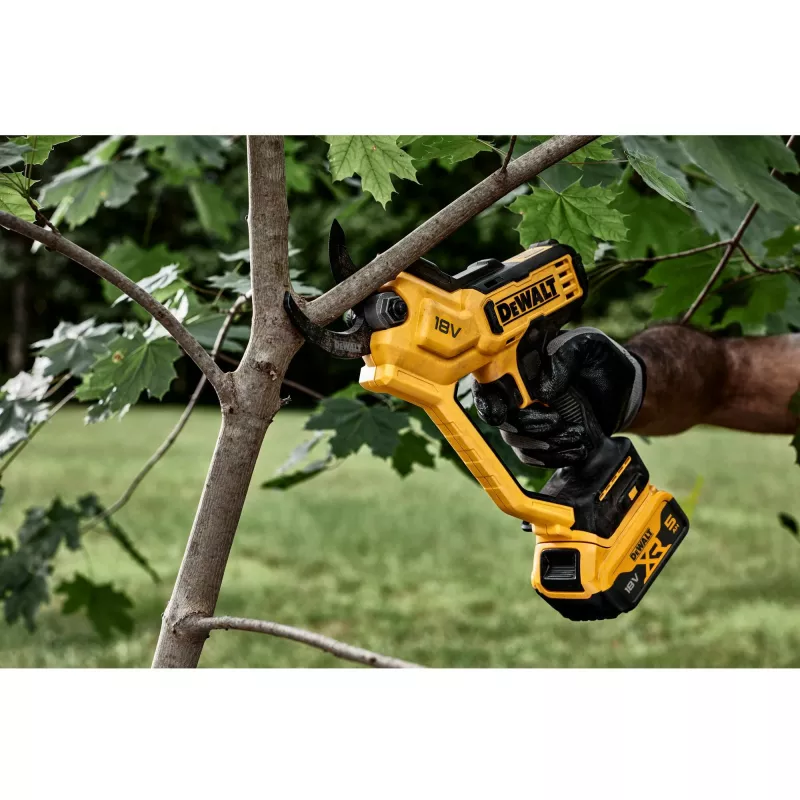 Genėjimo žirklės DeWALT DCMPP568N-XJ maitinamos baterijomis sekatoriai, maks. pjūvis Ø 3,8 cm, LED lemputė, 1,34 kg