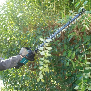 „Makita“ akumuliatorinė gyvatvorių žirklė UH007GZ, dviguba geležtė, 3,9 kg