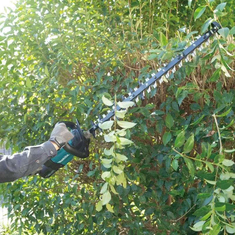 „Makita“ akumuliatorinė gyvatvorių žirklė UH007GZ, dviguba geležtė, 3,9 kg