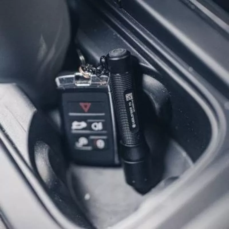 Raktų pakabuko žibintuvėlis Ledlenser P3 Juoda — kompaktiškas aliumininis LED žibintuvėlis, AAA, iki 130 lm, IP54, 3 galios lygiai
