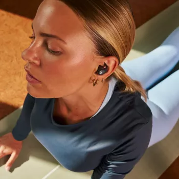 Belaidės į ausis įdedamos ausinės Apple Powerbeats Fit — H1 lustas, IPX4 atsparumas vandeniui, aktyvus triukšmo slopinimas, Dolby Atmos, USB‑C įkrovimo dėklas, 30 val. atkūrimo