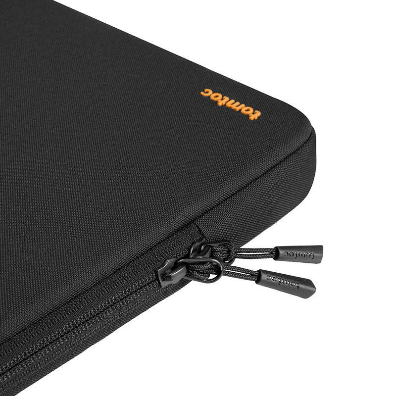 Nešiojamojo kompiuterio įmautė Tomtoc A13C2D1, skirta MacBook — juoda, lengva, patvarus apsauginis dėklas