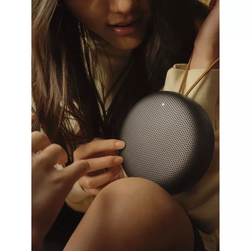 Bang & Olufsen 1734002 nešiojama vandeniui atspari „Bluetooth“ kolonėlė