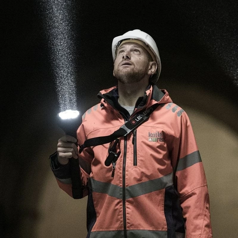 Rankinis žibintuvėlis Ledlenser P21R juodas įkraunamas LED, 1000 lm, IP68, 32700 baterija, 1100 m spindulys