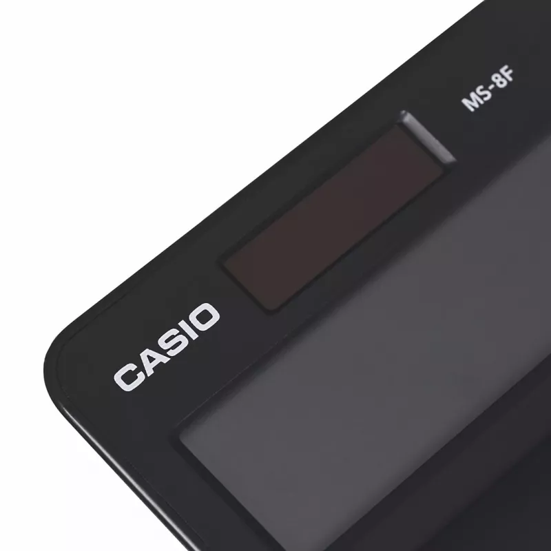 Stalinis pagrindinis skaičiuotuvas CASIO MS-8F – 8 skaitmenų, baterija/saulės energija, 26 klavišai, valiutos ir mokesčių funkcijos, pelno skaičiavimas, juodas