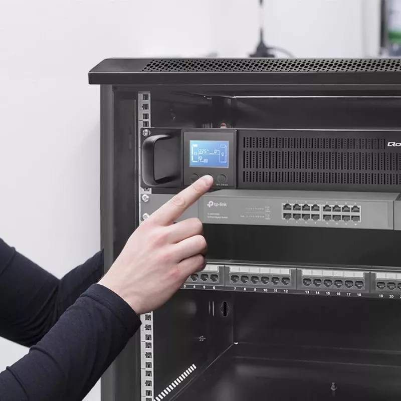 UPS QOLTEC 53946 Line Interactive 2 kVA nepertraukiamo maitinimo šaltinis