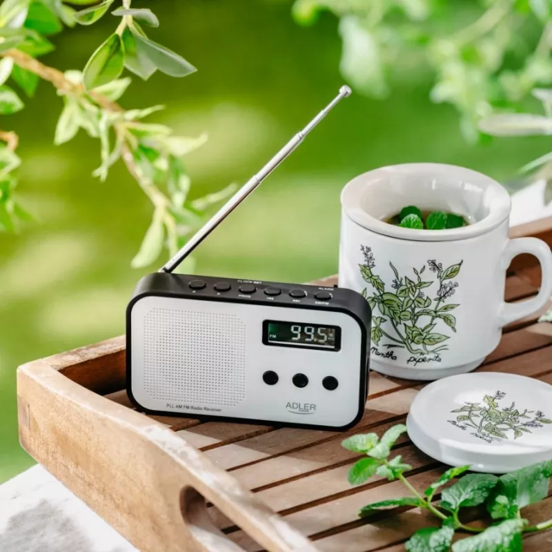Nešiojamasis skaitmeninis radijas Adler AD 1907 — AM/FM, skaitmeninis imtuvas, žadintuvas, USB-C, 600 mAh baterija, LCD, 20 išsaugotų stočių, teleskopinė antena