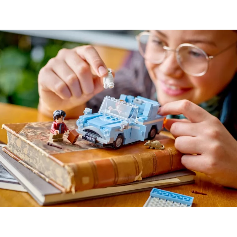 LEGO Harry Potter Skraidantis Ford Anglia automobilio žaislas 7 metų ir vyresniems vaikams, berniukams ir mergaitėms, pastatomas modelis su Roniu Vizliu minifigūrėle ir Hedviga