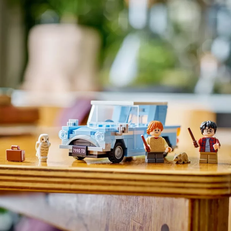LEGO Harry Potter Skraidantis Ford Anglia automobilio žaislas 7 metų ir vyresniems vaikams, berniukams ir mergaitėms, pastatomas modelis su Roniu Vizliu minifigūrėle ir Hedviga