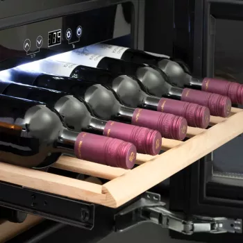 Įmontuojamas vyno aušintuvas Caso WineDeluxe E 18 — 18 butelių, aukštis 46 cm, juodas, energijos klasė G
