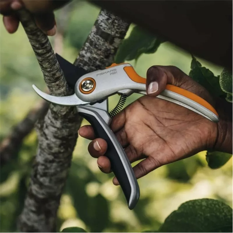 Fiskars 1057168 Plus Metal sodo žirklės, aplenkiamosios (1057168)