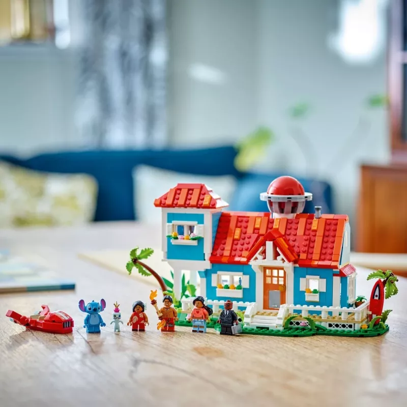 LEGO rinkinys Disney 43268 Paplūdimio namas — modulinis namo modelis, 834 dalys, 5 minifigūrėlės, amžius 9+