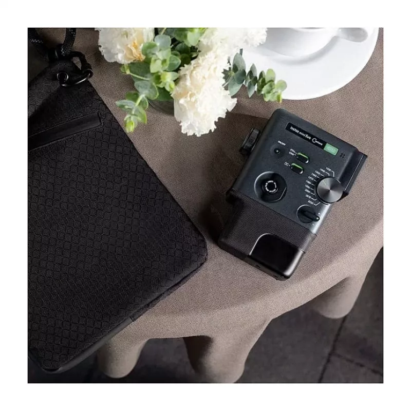 Momentinės spaudos fotoaparatas Fujifilm Instax mini evo Cinema — 1/5 colio CMOS 2560×1920, nuotrauka 62×46 mm, įmontuota blykstė, juodas