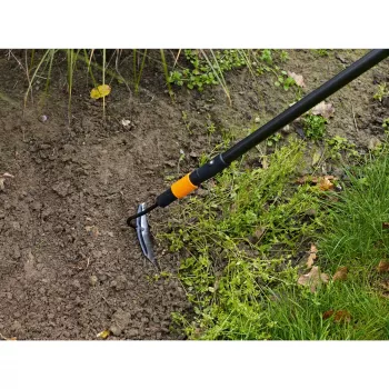 Stumiamasis kaplis Fiskars 1000677 — sodo kaplis dirvai įdirbti ergonomine rankena